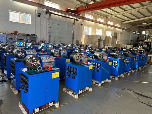 2 pulgadas 6-51 mm Máquina de acoplamiento de manguera de goma eléctrica 600T Fuerza de acoplamiento con tamaño es 860 * 640 * 1300 mm con 10 juegos de matriz