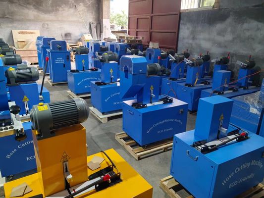 Un buen precio. 128 KG eléctrico Tamaño es 850 * 600 * 1200 mm Material de cuchilla de goma Máquina de corte de manguera hidráulica / máquina de esquiar para una operación fácil en línea