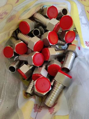 Diferentes materias primas y estándares Acero carbono Accesorios métricos de manguera hidráulica AIR NPT JIC SAE Accesorios de tubos BSP