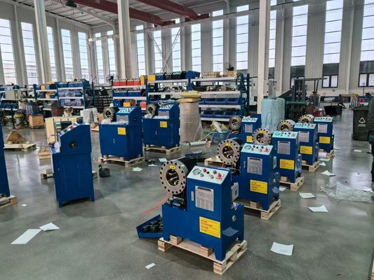Precisión en el acoplamiento DX68 Máquina de acoplamiento de manguera 10 Dies 2 pulgadas De 6 a 51 mm ± 0.01 mm 600T Fuerza de acoplamiento 245Kg