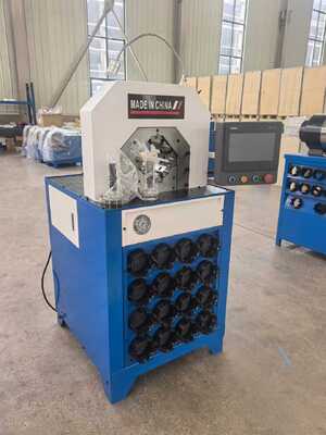 3 pulgadas Máquina de acoplamiento de manguera hidráulica con 300pcs / h Eficiencia de trabajo 4KW potencia del motor y 1000T fuerza de acoplamiento