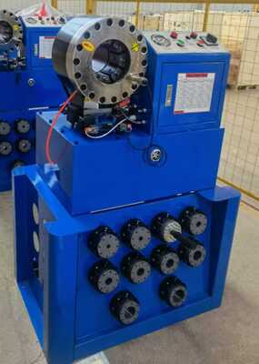 Un buen precio. 2 pulgadas de manguera hidráulica máquina de acoplamiento con herramienta de cambio rápido de molde y 10 muelles para acoplamiento versátil en línea