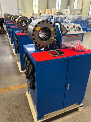 Fuerza de prensado 600T de 2 pulgadas Tamaño de prensado de color azul que alcanza 2,5 pulgadas con herramientas de molde de cambio rápido Máquina prensadora de mangueras de goma con rango de 6-51 mm y 10 troqueles intercambiables