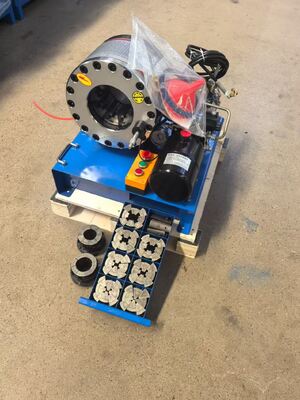 12V/24V Voltage Máquina de acoplamiento de manguera hidráulica con 600T fuerza de acoplamiento 10 matas y 6-51mm de rango para la carga de automóviles