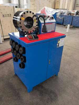 2" voltaje azul del sistema de control del botón del color del modelo superior de la máquina que prensa de la manguera de goma de 600T 31.5Mpa 220v/240v/380v/415v con la gama que prensa de 6-51m m y 10 troqueles intercambiables