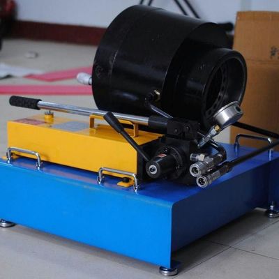 Un buen precio. Máquina que prensa 10 de la manguera manual azul industrial del color - velocidad 20s/Pcs en línea