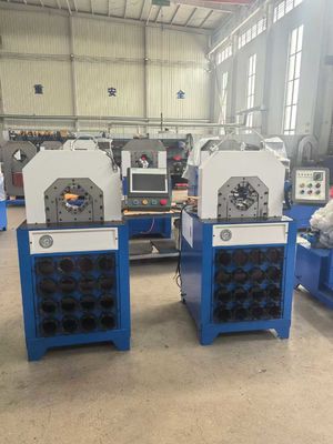 Un buen precio. Sistema de control de botones de 2 y 3 pulgadas 5.5kw/7.5kw 300 piezas/hora con cambios rápidos de moldes Herramientas Máquina de acoplamiento de manguera hidráulica en línea