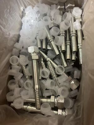 Estándares de acero carbono Accesorios de manguera hidráulica para diferentes tamaños de pulgada y 6 mm Gran oleoducto conjunto de acero de tubería de freno Adaptadores de línea MOQ es 1 pieza