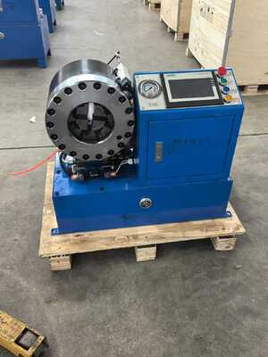 Un buen precio. 2.5 pulgadas de manguera hidráulica máquina de recorte con herramienta de cambio rápido de molde y 10 matrices intercambiables para el recorte versátil en línea