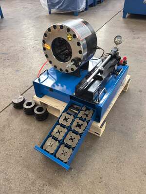 Máquina prensadora manual de mangueras con fuerza de presión de 600 toneladas de alta eficiencia, color azul de 2 pulgadas, voltaje 0 desde un rango de prensado de 6-51 mm y 10 troqueles intercambiables para aplicaciones hidráulicas