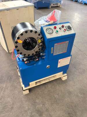 Un buen precio. Engarzadora de manguera hidráulica eléctrica de color azul DX68 de 2 pulgadas con rango de engarzado de 6-51 mm ± 0,01 mm, precisión de 10 troqueles y eficiencia de 200 piezas por hora en línea