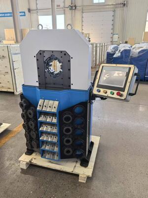 Un buen precio. Máquina prensadora de manguera hidráulica de precisión de 0,01mm, modelo de espesor estupendo, servicio OEM, rango de prensado de 6-102mm y 16 troqueles, 4 pulgadas en línea