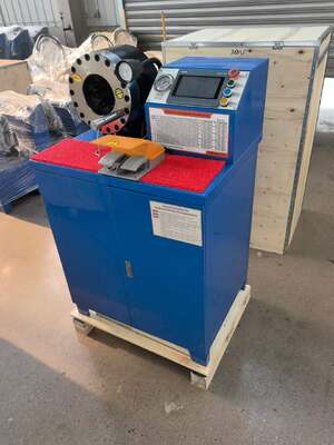 Un buen precio. 2 sistema de control del PLC del voltaje del color azul 220v/380v del modelo superior de la máquina que prensa de la manguera de goma 600T con la gama de 6-51m m y 10 troqueles permutables en línea